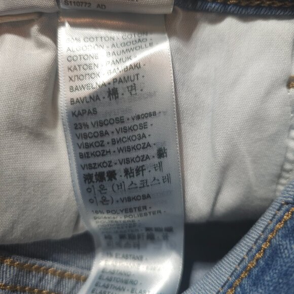 Levis Classic Bermuda Jean Shorts - 29x12 - Women NWT - Picture 9 of 10